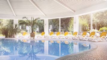 Alberca techada y camastros