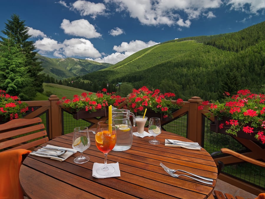 Lokale retter, utsikt mot hagen