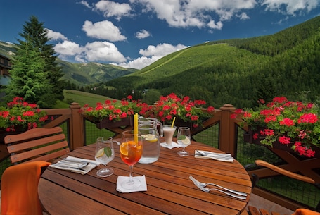 Cocina local, con vista al jardín . Hotel Zátiší