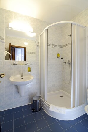 Economy Twin Room, 2 Twin Beds | Bathroom | Shower, hair dryer, towels, soap - Hotel Zátiší (Spindleruv Mlyn)