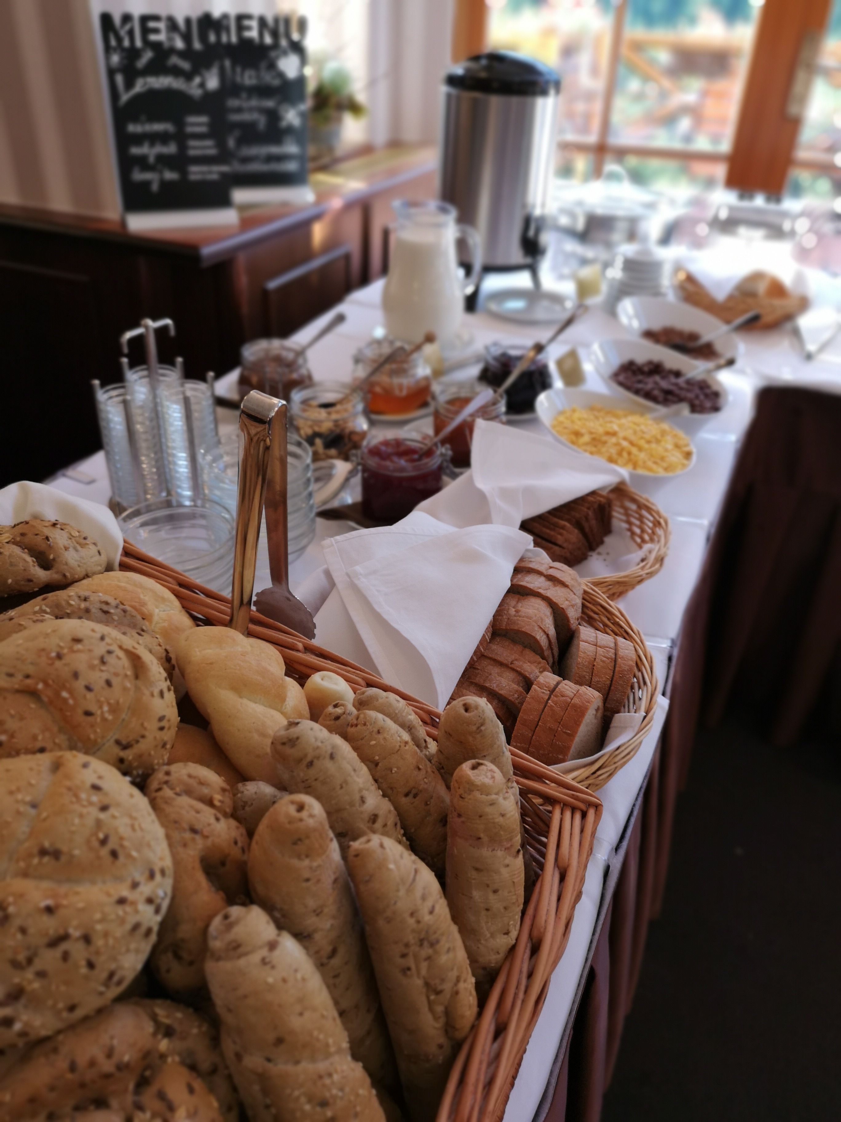 Een buffet met verschillende broden, jam en toevoegingen.