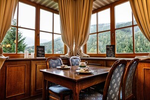 Cocina local, con vista al jardín