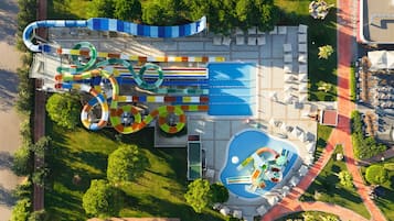 2 piscines extérieures, parasols de plage, chaises longues