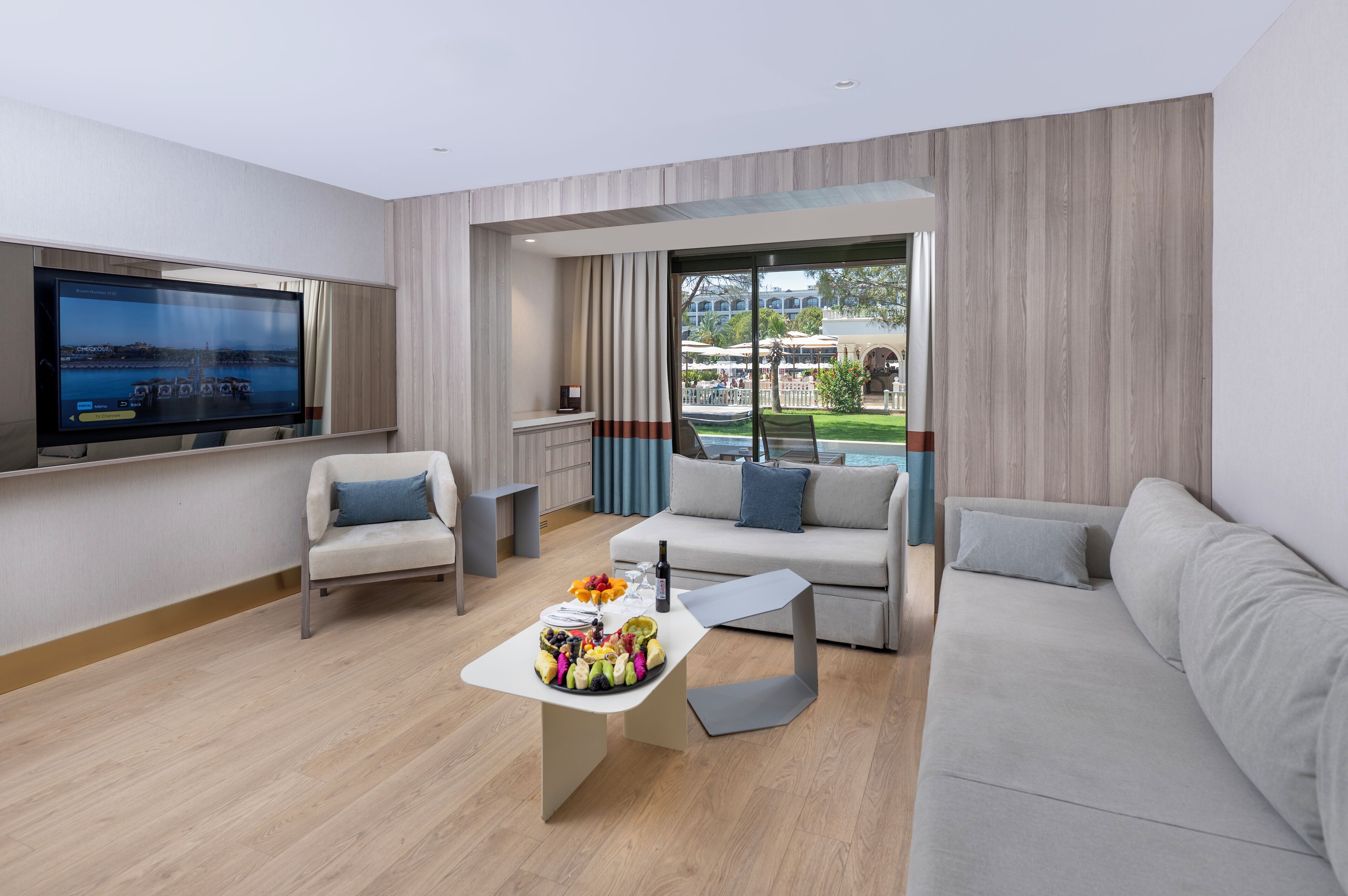 Deluxe Suite, Lanai | Living area | LCD TV, table tennis, toys