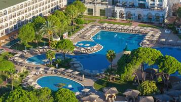 2 hồ bơi ngoài trời, dù/ô trên bãi biển/hồ bơi, ghế dài tắm nắng