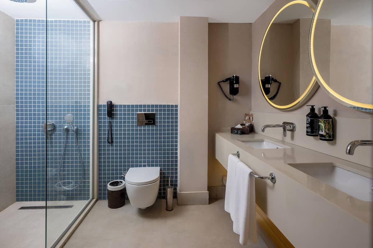 Suite familiale, balcon | Salle de bain | Douche, baignoire profonde, douche cascade, séchoir à cheveux