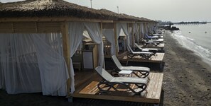 Spiaggia privata, lettini da mare, ombrelloni, teli da spiaggia