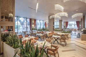 4 restaurants; breakfast, lunch, dinner, and brunch served