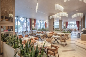 4 restaurantes; se sirve desayuno, almuerzo, cena y brunch