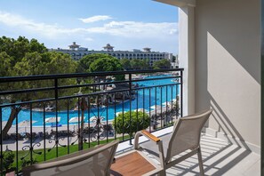 Habitación Deluxe con 1 cama matrimonial o 2 individuales, balcón, vista a la alberca | 1 habitación y ropa de cama de alta calidad 