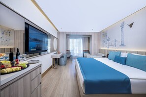 Deluxe Double Room, Lanai | 1 bedroom, premium bedding, free minibar, in-room safe