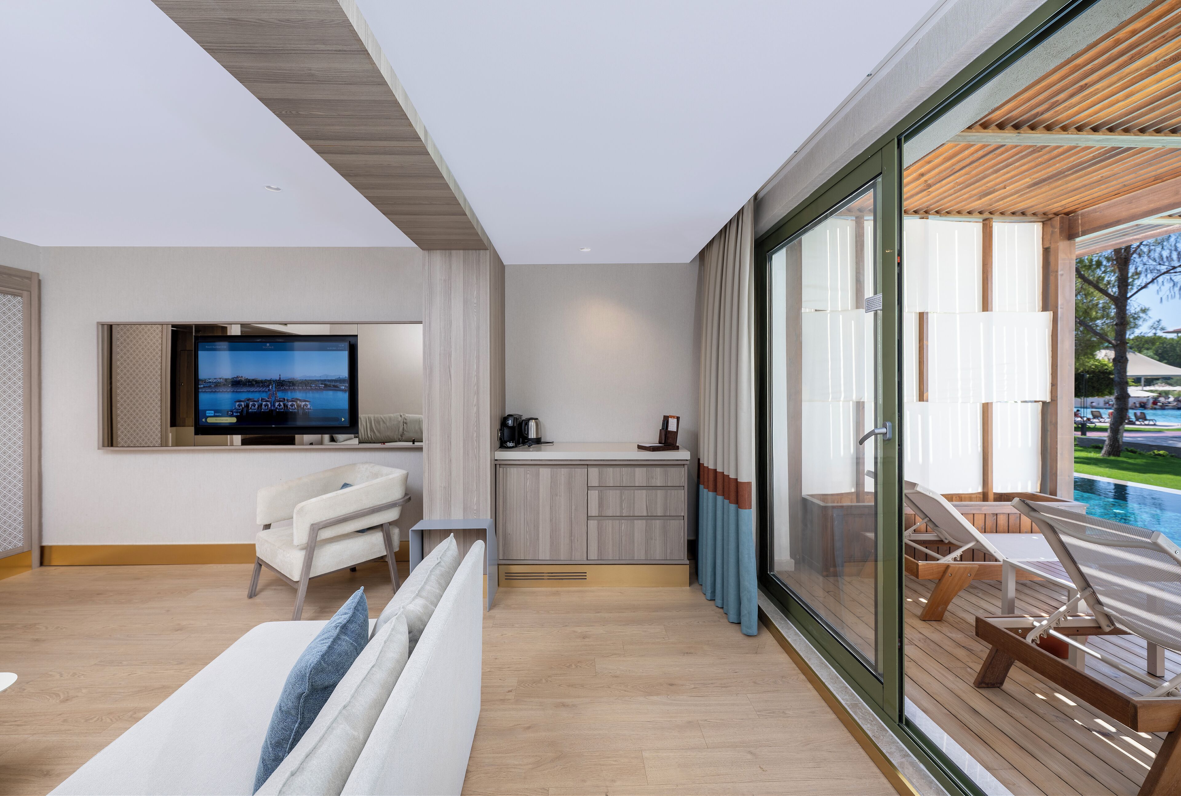 Suite Deluxe, véranda | Literie de qualité supérieure, articles gratuits dans le mini-bar