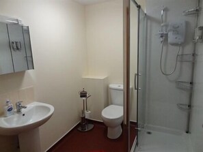 Double Room, Ensuite | Bathroom | Shower, hair dryer, towels