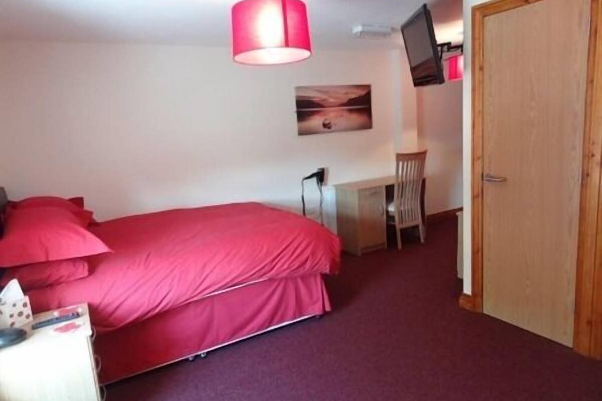 Double Room, Ensuite | Desk, iron/ironing board, free WiFi
