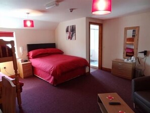 Family Quadruple Room, Ensuite | Desk, iron/ironing board, free WiFi