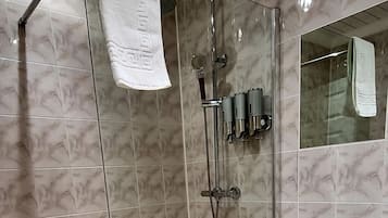 Chambre Double Standard, salle de bains attenante | Salle de bain