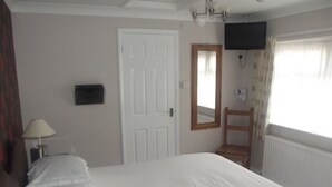 Standard Double Room, Ensuite (5) - Tudor House Guest House (Great Yarmouth)