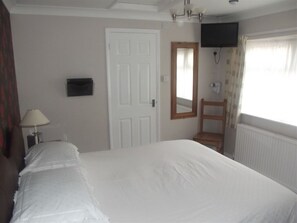 Standard Double Room, Ensuite (5) - Tudor House Guest House (Great Yarmouth)