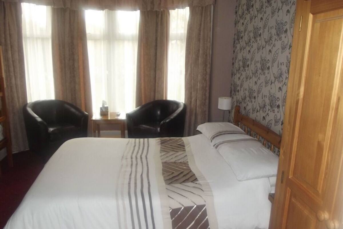 Suite, baño privado (Double and 2 Single Beds)
