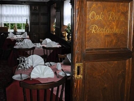 Restaurant. Ye Olde Red Lion