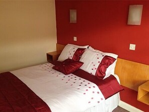 Kahden hengen standard-huone, kylpyhuone makuuhuoneen yhteydessä