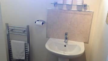 Chambre Double Standard, salle de bains attenante | Salle de bain