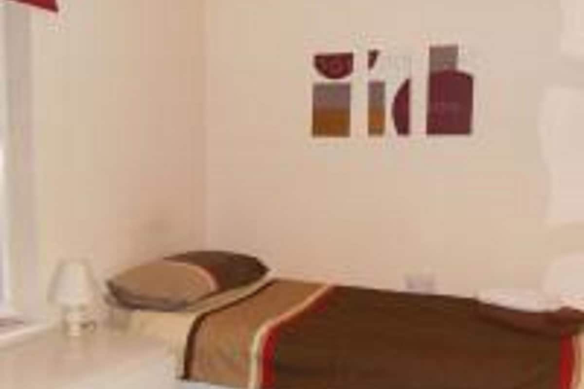 Quarto casal econômico | Wi-Fi de cortesia, roupa de cama