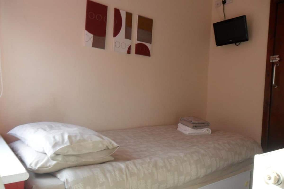 Quarto solteiro econômico, banheiro compartilhado | Wi-Fi de cortesia, roupa de cama