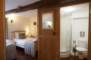 Standard Twin Room | Bathroom shower