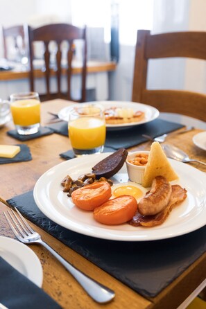 Breakfast area - The Kings Arms Hotel (Abergavenny)