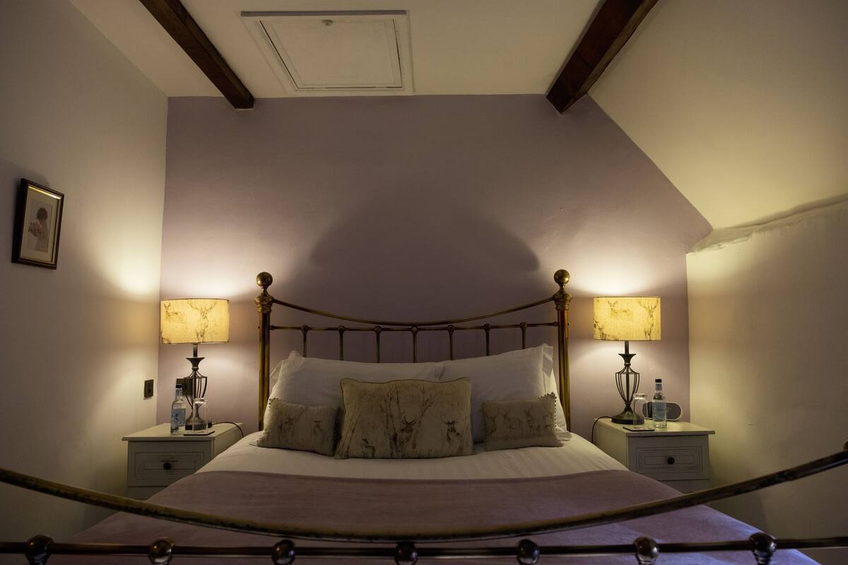 1 bedroom, hypo-allergenic bedding, iron/ironing board (on request)