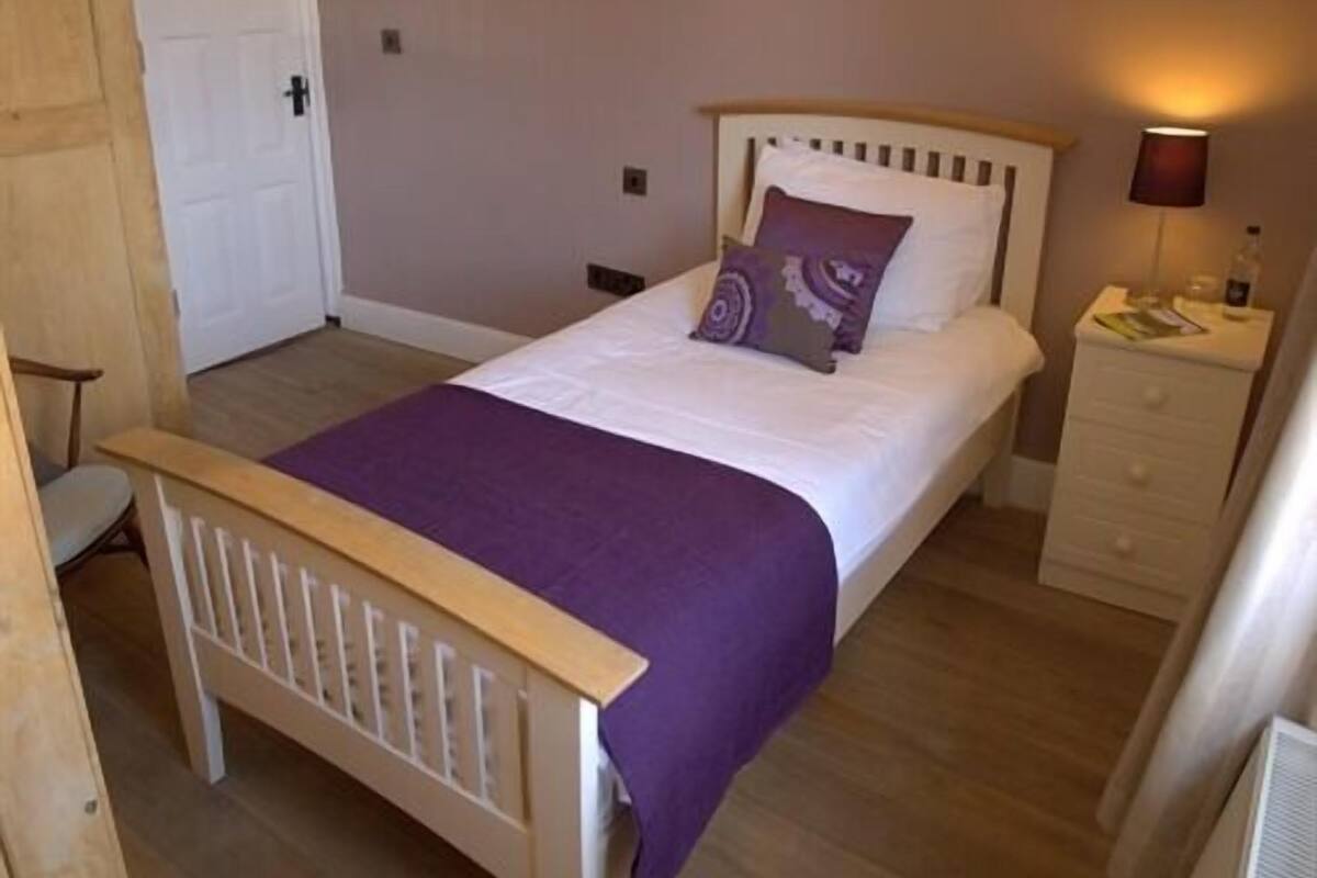 1 bedroom, hypo-allergenic bedding, iron/ironing board (on request)
