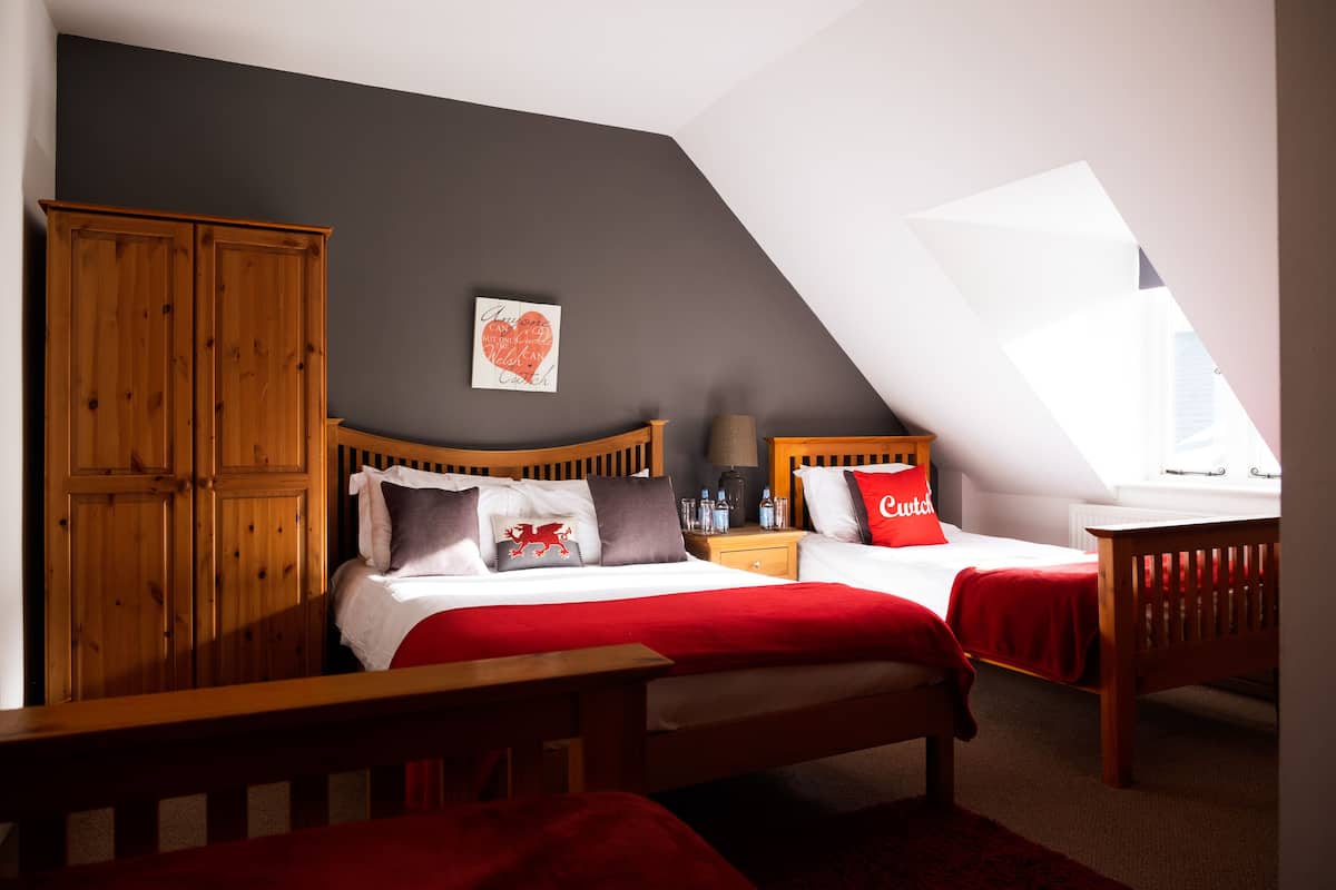 1 bedroom, hypo-allergenic bedding, iron/ironing board (on request)