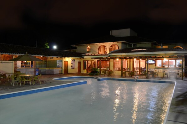 A hotel with a swimming pool, outdoor seating, and a restaurant. - Hosteria Durán (Banos)