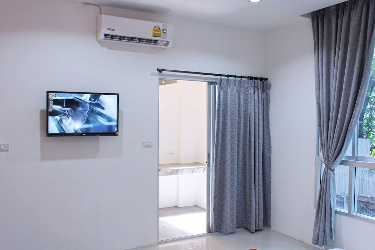 Standard Double Room | Desk, laptop workspace, blackout drapes, free WiFi