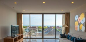 Deluxe-huone, 3 makuuhuonetta, merinäköala | Oleskelualue | 40–tuumainen LCD-televisio, jossa kaapelikanavat