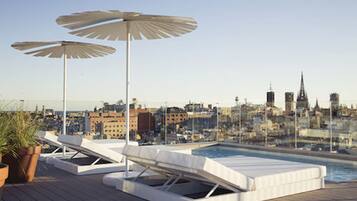 Outdoor pool, pool umbrellas, sun loungers