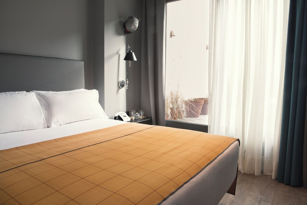 Einzelzimmer, Terrasse | 1 Schlafzimmer, Daunenbettdecken, Betten mit Memory-Foam-Matratzen