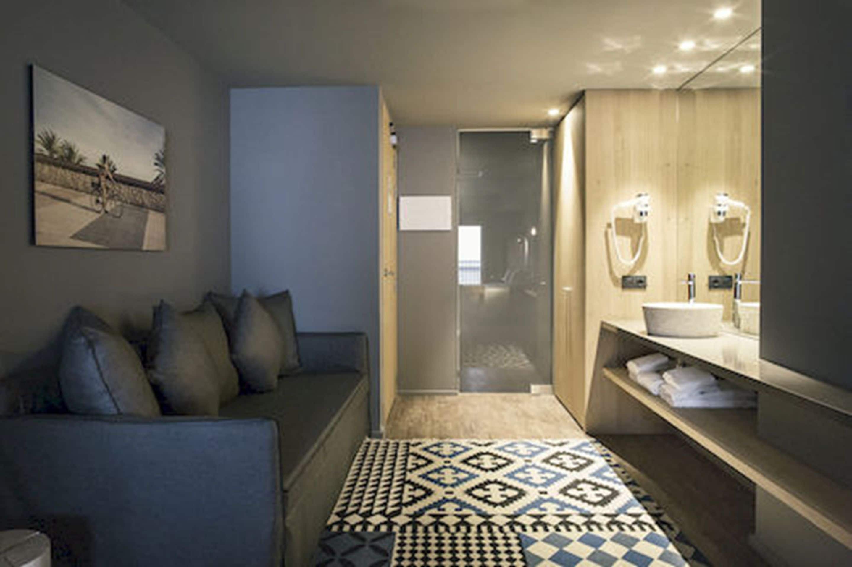 shower, rainfall showerhead, free toiletries, hair dryer