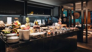 Un buffet proposant divers plats et une machine à café.