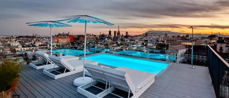 Piscine extérieure, parasols de plage, chaises longues