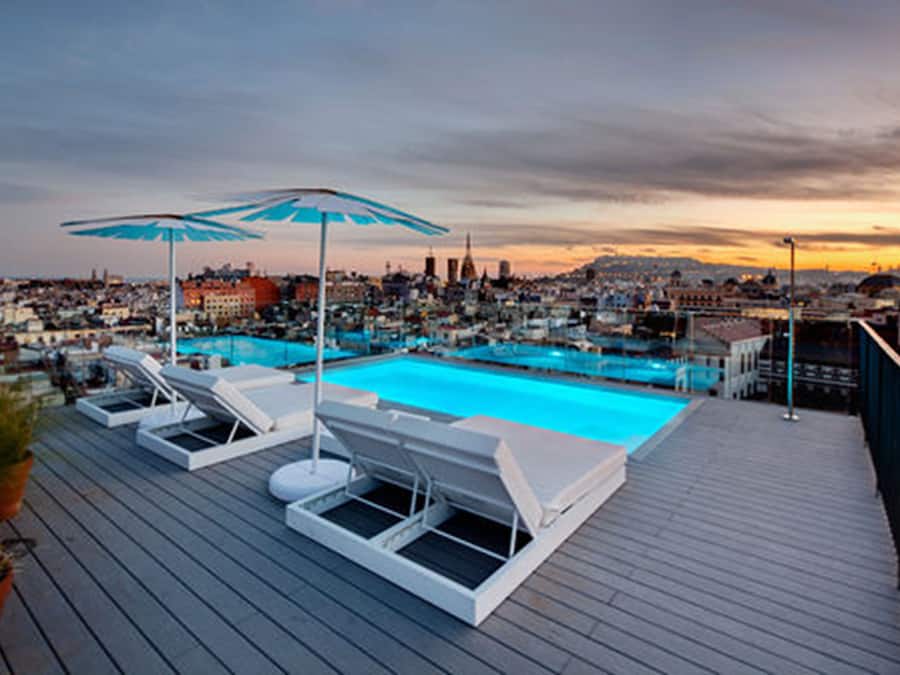 Ulkouima-allas, aurinkovarjoja, aurinkotuoleja