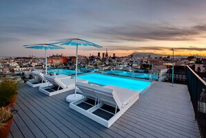 Piscine extérieure, parasols de plage, chaises longues
