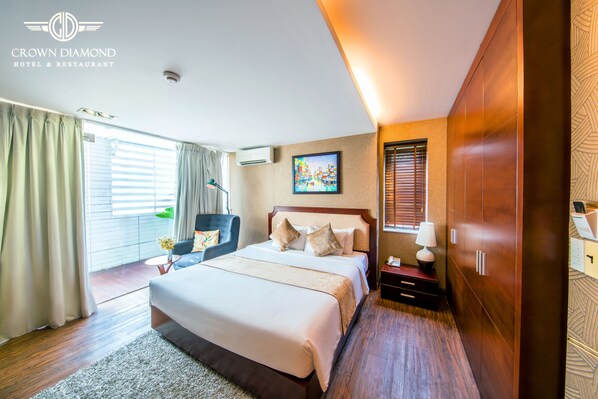 VIP Room | Minibar, una cassaforte in camera, una scrivania, insonorizzazione