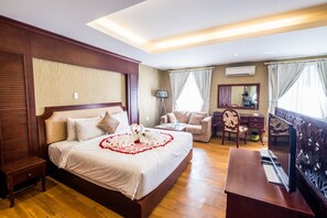 Minibar, in-room safe, desk, soundproofing - Crown Diamond Hotel (Ho Chi Minh City)