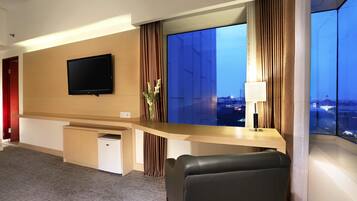 Junior Suite | Minibar, in-room safe, desk, blackout drapes