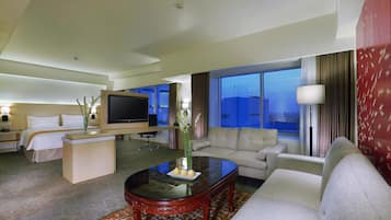 Minibar, coffres-forts dans les chambres, bureau, rideaux occultants