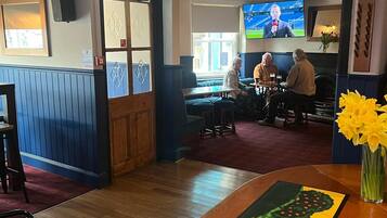 Double Room, Ensuite | Bar (on property)