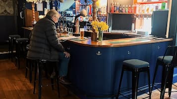 Double Room, Ensuite | Bar (on property)