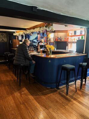 Double Room, Ensuite | Bar (on property)